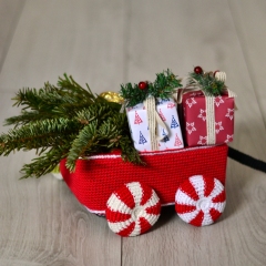 Christmas toy wagon amigurumi by LaCigogne