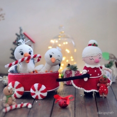 Christmas toy wagon amigurumi pattern by LaCigogne