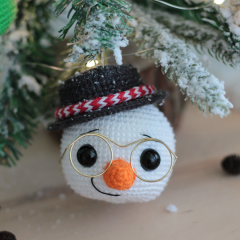 Snowman amigurumi by Crocheniacs