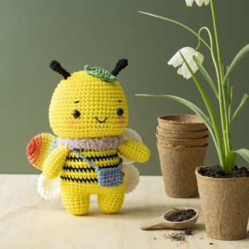 Anne the bee amigurumi pattern by Khuc Cay