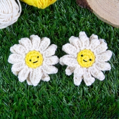 Daisy Bloom Brooch amigurumi pattern by Lemon Yarn Creations