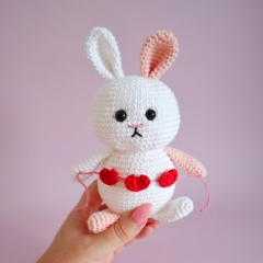 Boopsie the Bunny amigurumi pattern by Cara Engwerda