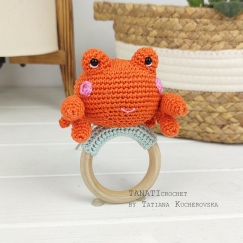 Crab rattle in wooden ring
