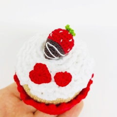 Valentine's cupcake amigurumi pattern by Fluffy Tummy