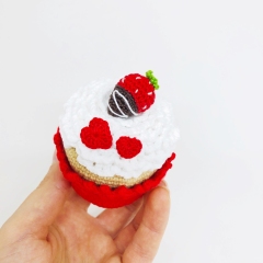 Valentine's cupcake amigurumi pattern by Fluffy Tummy