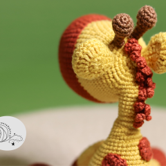 Crochet giraffe amigurumi pattern by yarnacadabra