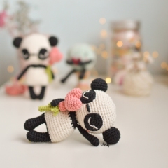 Loving panda bear amigurumi by O Recuncho de Jei