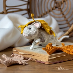 Zoe the mouse and the Maple Leaves amigurumi by Jo handmade design