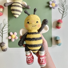 Saffron the Bee amigurumi by SarahDeeCrochet
