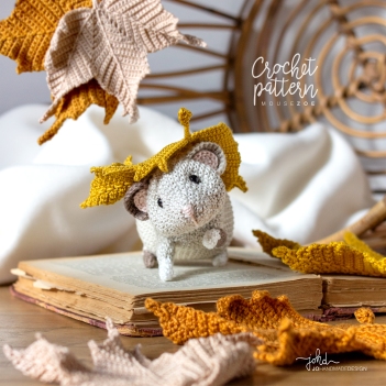 Zoe the mouse and the Maple Leaves amigurumi pattern by Jo handmade design