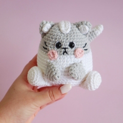 Cleo the Tubby Cat amigurumi by Cara Engwerda