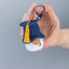 Mini graduation keychain amigurumi pattern by Mufficorn
