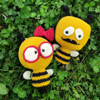Bee couple amigurumi pattern by yarnacadabra