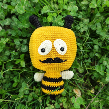 Little Bee Boy amigurumi pattern by yarnacadabra