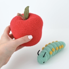 Ziggy the Caterpillar and its Apple amigurumi pattern by Elisas Crochet