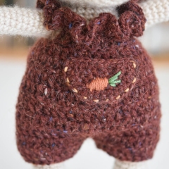 Carrot-pants Bunny amigurumi by lilleliis