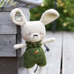 Carrot-pants Bunny amigurumi pattern by lilleliis