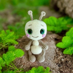 Quinn the Ant amigurumi by LovenikaDesign