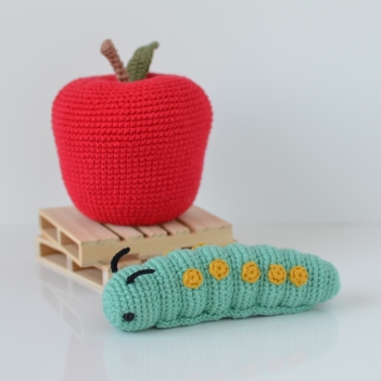 Ziggy the Caterpillar and its Apple amigurumi pattern by Elisas Crochet