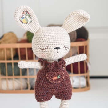 Carrot-pants Bunny amigurumi pattern by lilleliis