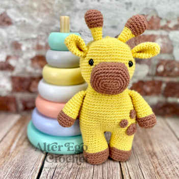 Gloria the Giraffe amigurumi pattern by Alter Ego Crochet