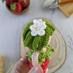 Strawberry pixie amigurumi pattern by La Fabrique des Songes