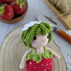 Strawberry pixie amigurumi by La Fabrique des Songes