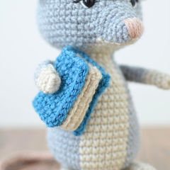 Bianca the Library Mouse amigurumi by Elisas Crochet