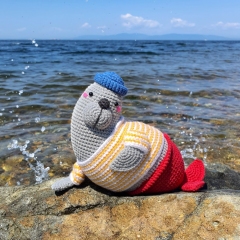 Neville the Seal amigurumi by Natura Crochet