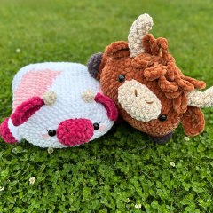 Giant Cows 2-in-1 Crochet Pattern amigurumi pattern by Curiouspapaya