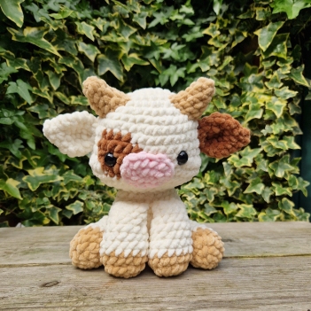 Celeste the cow  amigurumi pattern by Sweet Fluffy Stitches