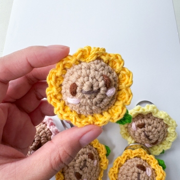 Sunflower  amigurumi pattern by Eweknitss