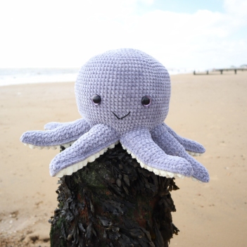 Oscar the Octopus amigurumi pattern by Smiley Crochet Things