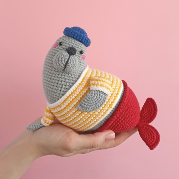 Neville the Seal amigurumi pattern by Natura Crochet