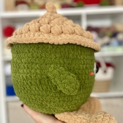 Cuddle-sized acorn amigurumi pattern by Mumigurumi