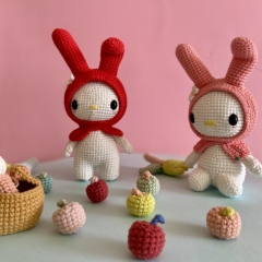 White bunny with red hood amigurumi pattern by Los sospechosos