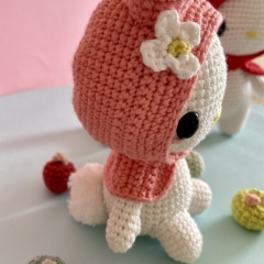 White bunny with red hood amigurumi pattern by Los sospechosos