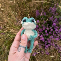 Cute little frog amigurumi pattern by La Fabrique des Songes