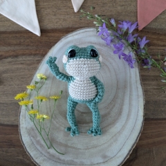 Cute little frog amigurumi pattern by La Fabrique des Songes