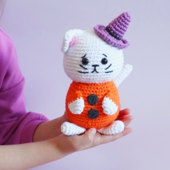 Luna the Halloween Cat  amigurumi pattern by Cara Engwerda