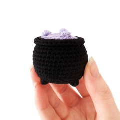 No-Sew Mini Cauldron amigurumi pattern by Stitch by Fay