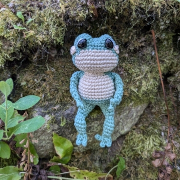 Cute little frog amigurumi pattern by La Fabrique des Songes