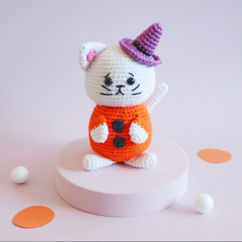 Luna the Halloween Cat  amigurumi pattern by Cara Engwerda