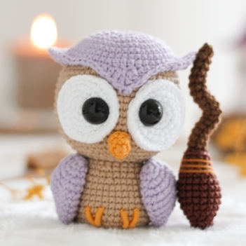 Wise Owl amigurumi pattern by Crocheniacs