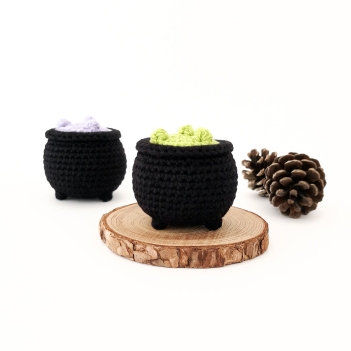 No-Sew Mini Cauldron amigurumi pattern by Stitch by Fay