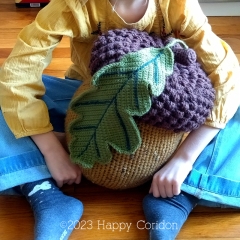 Acorn cushion amigurumi by Happy Coridon