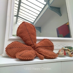 Horse chestnut leaf cushion amigurumi pattern by Happy Coridon