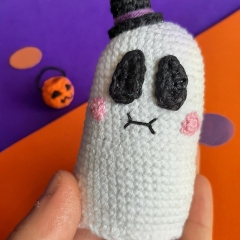 Boo-Boo Ghost amigurumi pattern by Yum Yarn