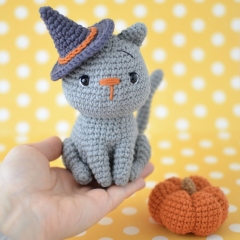 Halloween Cat with Pumpkin amigurumi pattern by Elisas Crochet