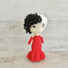 Cruella in red amigurumi pattern by Tejidos con alma